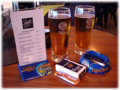 �e�[�u���ɒu���ꂽ�^�C�K�[�r�[���ƃ^�o�R