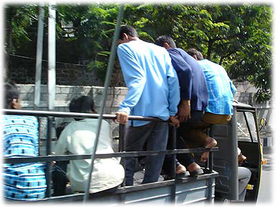 �A�g�̉ב�ɍڂ�l�X