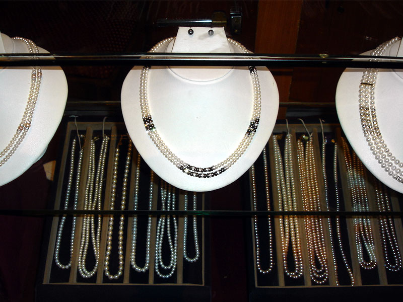 ��ΓX�̐^��l�b�N���X